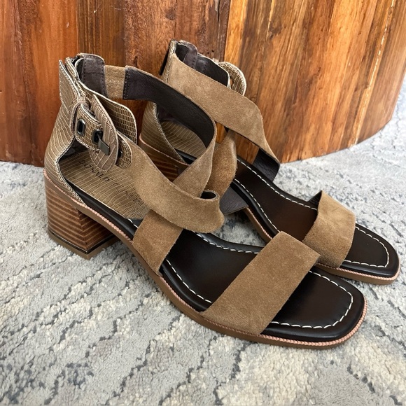 Donald Pliner Helen Sandals Size 9m Biscotti Beige Ankle Straps Calf Suede - Picture 1 of 13